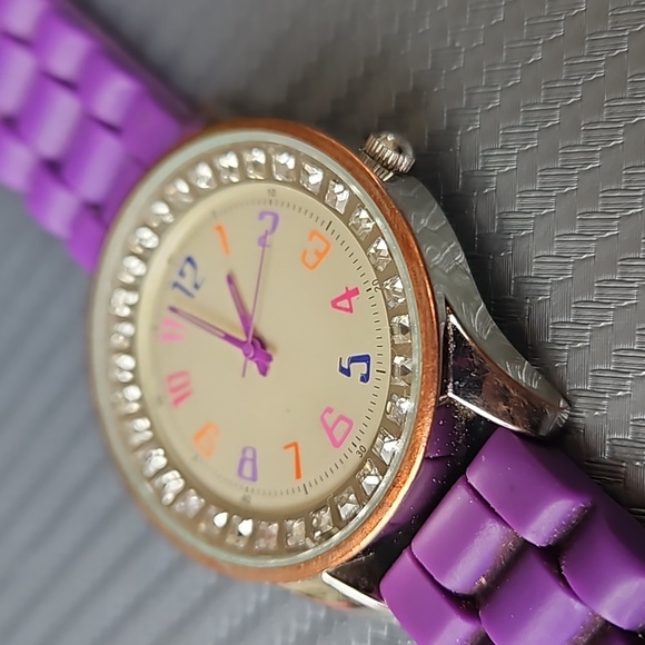 Purple and crystal wrist watch - Picture 9 of 9